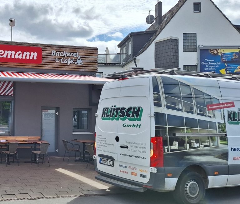 Markisenbeispiel Markiseninstallation für den Kunden "Heinemann" mit einem Lieferwagen von Klütsch GmbH.