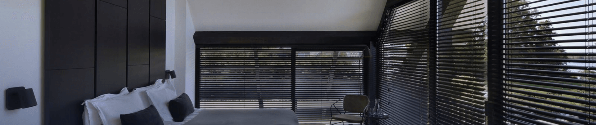 Innenbeschattung Moderne Innenbeschattung mit großen Fenstern und Verschattungen